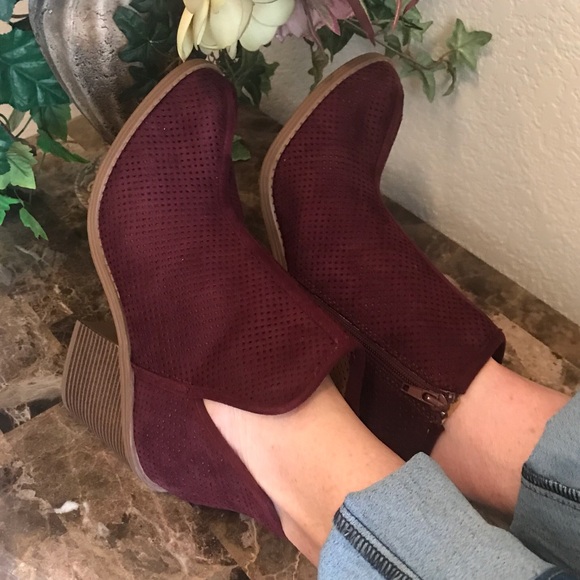 7.5 LAST PAIR | Perforated Ankle Booties - Picture 4 of 8